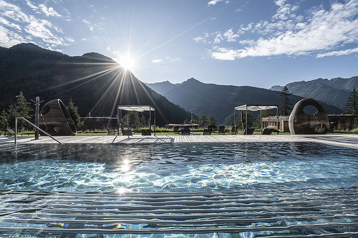 Das Gradonna_s Mountain Resort lädt seine Gäste zum Entspannen am eigenen Pool ein. (©Foto: Gert Perauer für die Schultz Gruppe)